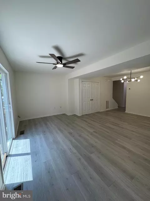 Living - 723 Hemlock St, Salisbury, MD 21804 photo 2 of 3
