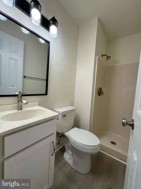 Bath - 723 Hemlock St, Salisbury, MD 21804 photo 2 of 4