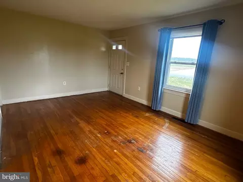 Living - 3871 Meadow Bridge Rd, Salisbury, MD 21804 photo 5 of 6