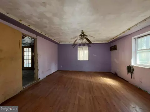 Living - 1709 Emerson Ave, Salisbury, MD 21801 photo 4 of 5