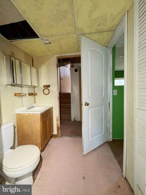Bath - 1709 Emerson Ave, Salisbury, MD 21801 photo 2 of 6