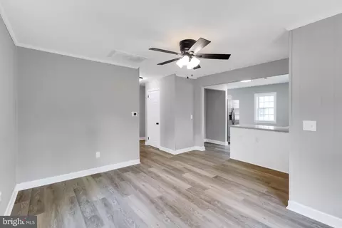 Living - 30536 Bennett Rd, Salisbury, MD 21804 photo 2 of 4