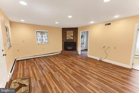 Living - 518 Loblolly Ln, Salisbury, MD 21801 photo 5 of 8
