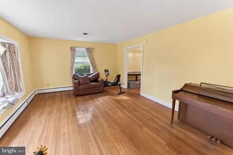 Living - 518 Loblolly Ln, Salisbury, MD 21801 photo 4 of 8