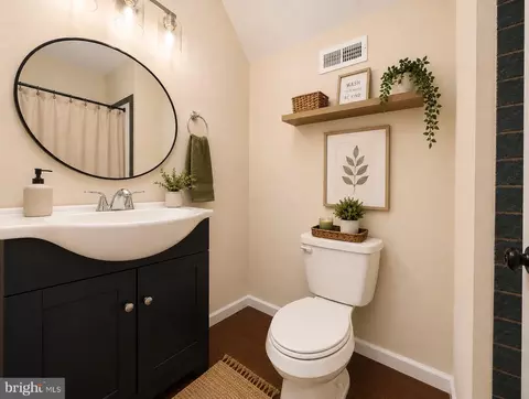 Bath - 904 Hanson St, Salisbury, MD 21801 photo 2 of 4