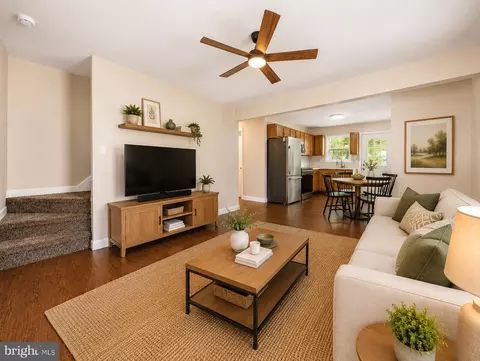 Living - 904 Hanson St, Salisbury, MD 21801 photo 2 of 4