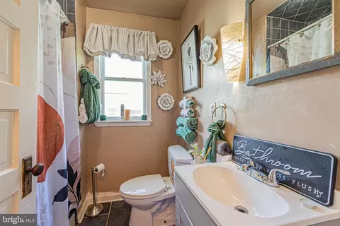 Bath - 726 Smith St, Salisbury, MD 21801 photo 2 of 2