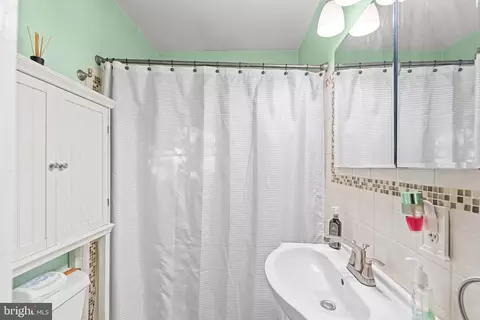 Bath - 1003 Riverside Dr, Salisbury, MD 21801 photo 1 of 1