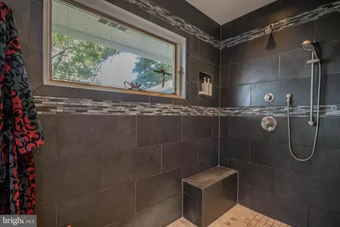 Bath - 619 Ridge Rd, Salisbury, MD 21801 photo 3 of 6