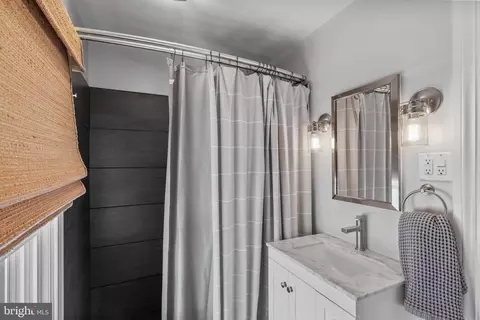 Bath - 427 Druid Hill Ave, Salisbury, MD 21801 photo 2 of 3