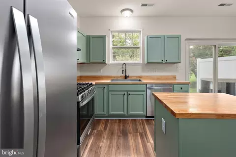 Kitchen - 1006 Meadow View Dr, Salisbury, MD 21804 photo 3 of 6