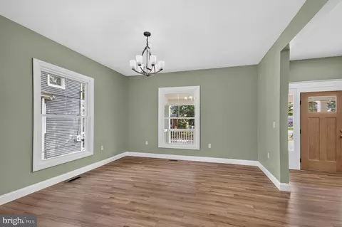Living - 401 E Pine St, Delmar, MD 21875 photo 4 of 5