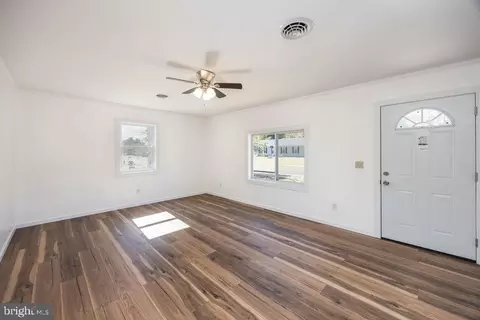 Living - 813 Price Rd, Salisbury, MD 21801 photo 2 of 4