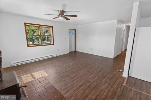 Living - 403 Rose St, Salisbury, MD 21801 photo 2 of 3