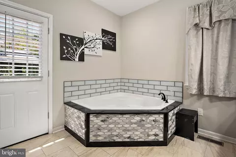Bath - 1501 Handys Mdw, Salisbury, MD 21801 photo 2 of 6
