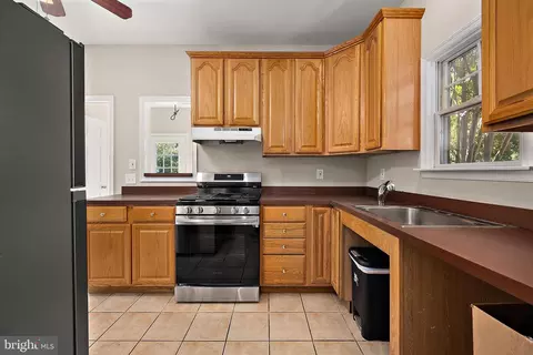 Kitchen - 1501 Handys Mdw, Salisbury, MD 21801 photo 6 of 6