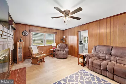 Living - 6986 Bent Pine Rd, Willards, MD 21874 photo 2 of 3