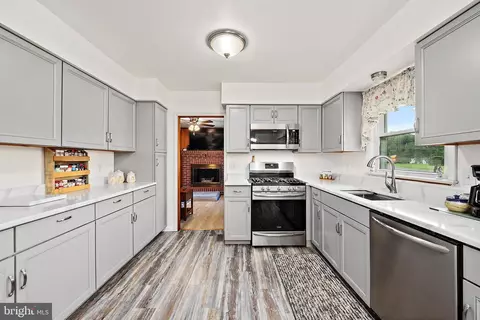 Kitchen - 6986 Bent Pine Rd, Willards, MD 21874 photo 2 of 5