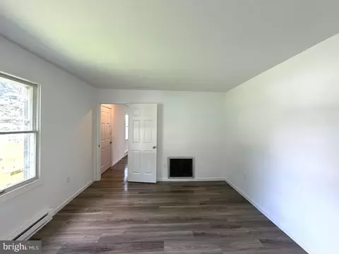 Living - 822 Springfield Cir, Salisbury, MD 21804 photo 2 of 4
