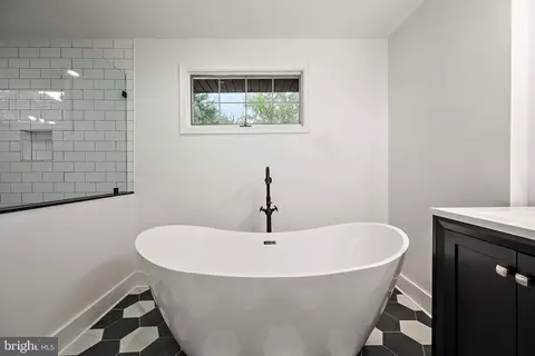 Bath - 5302 Chinaberry Dr, Salisbury, MD 21801 photo 2 of 5