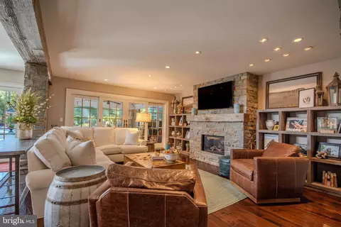 Living - 1031 Riverside Dr, Salisbury, MD 21801 photo 1 of 4