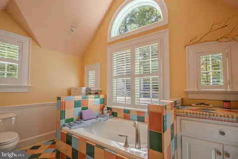 Bath - 1031 Riverside Dr, Salisbury, MD 21801 photo 5 of 10