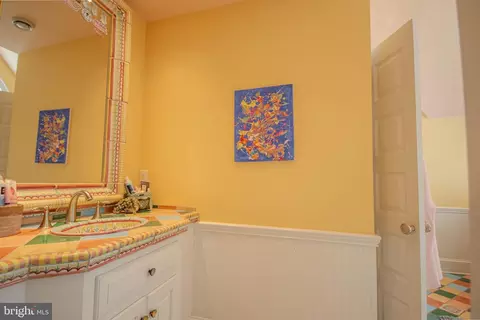 Bath - 1031 Riverside Dr, Salisbury, MD 21801 photo 4 of 10