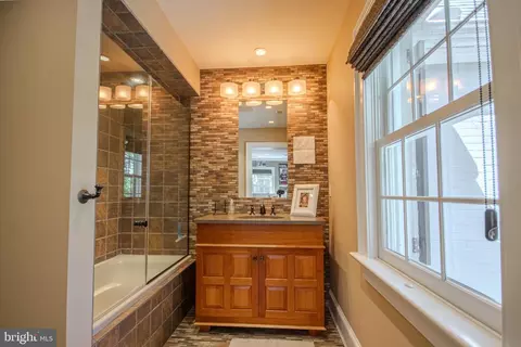 Bath - 1031 Riverside Dr, Salisbury, MD 21801 photo 7 of 10