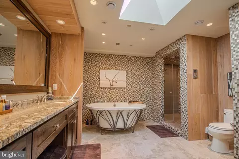 Bath - 1031 Riverside Dr, Salisbury, MD 21801 photo 2 of 10
