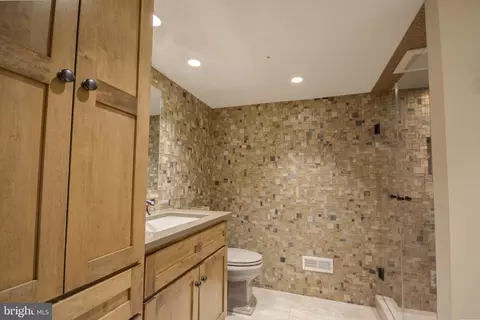 Bath - 1031 Riverside Dr, Salisbury, MD 21801 photo 9 of 10