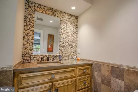 Bath - 1031 Riverside Dr, Salisbury, MD 21801 photo 8 of 10