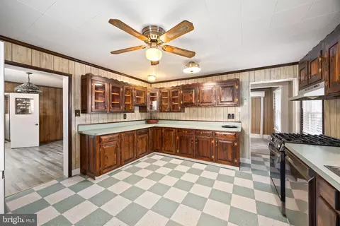 Entry Way - 111 E Lillian St, Hebron, MD 21830 photo 1 of 11