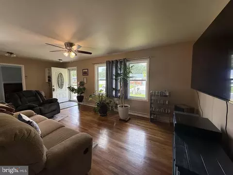 Living - 115 Benjamin Ave, Salisbury, MD 21804 photo 2 of 3