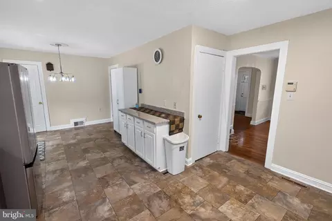 Entry Way - 611 Lakeside Dr, Salisbury, MD 21801 photo 6 of 17