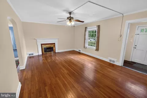 Living - 611 Lakeside Dr, Salisbury, MD 21801 photo 2 of 7