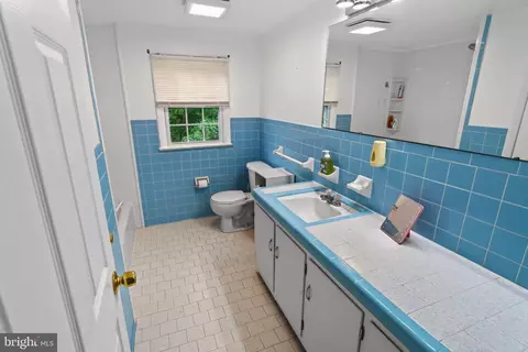 Bath - 611 Lakeside Dr, Salisbury, MD 21801 photo 4 of 6