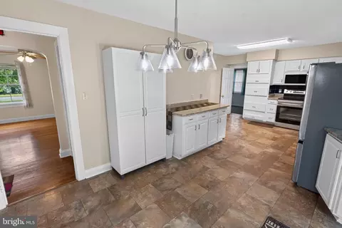 Entry Way - 611 Lakeside Dr, Salisbury, MD 21801 photo 8 of 17