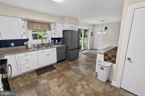 Entry Way - 611 Lakeside Dr, Salisbury, MD 21801 photo 4 of 17