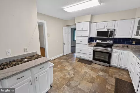 Entry Way - 611 Lakeside Dr, Salisbury, MD 21801 photo 5 of 17