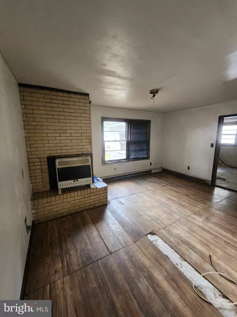 Living - 1303 West Rd, Salisbury, MD 21801 photo 2 of 3