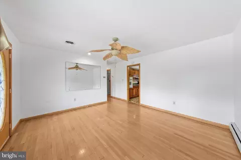 Living - 504 Swan Rd, Salisbury, MD 21801 photo 1 of 2