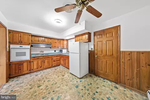 Kitchen - 504 Swan Rd, Salisbury, MD 21801 photo 2 of 2
