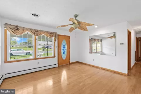 Living - 504 Swan Rd, Salisbury, MD 21801 photo 2 of 2