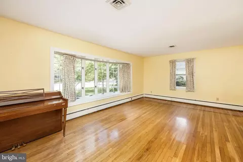 Living - 518 Loblolly Ln, Salisbury, MD 21801 photo 2 of 10