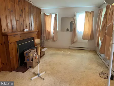 Living - 1000 Powhatan Blvd S, Salisbury, MD 21801 photo 2 of 2