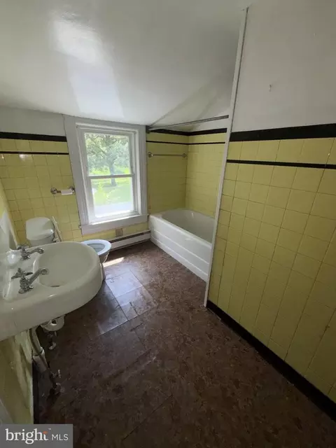 Bath - 1000 Powhatan Blvd S, Salisbury, MD 21801 photo 2 of 3