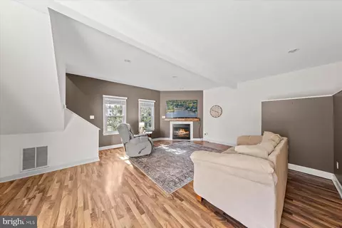 Living - 6050 Gloucester Ct, Salisbury, MD 21801 photo 4 of 6