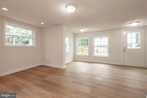 Living - 139 2nd St, Salisbury, MD 21801 photo 6 of 8