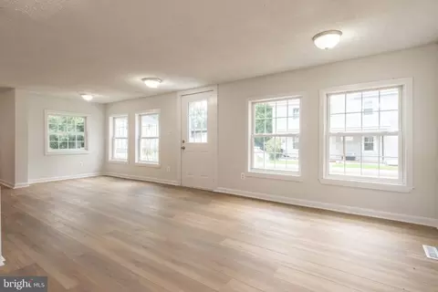 Living - 139 2nd St, Salisbury, MD 21801 photo 3 of 8