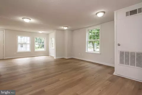 Living - 139 2nd St, Salisbury, MD 21801 photo 4 of 8